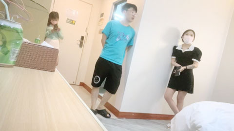 迷妹推荐--约来两个妹妹要一起操，只有一张床不同意，只能单挑，高颜值美女