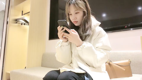 迷妹推荐--高价网约极品学生妹兼职，清纯邻家乖乖女，粉嫩苗条舌吻不断，近景调情啪