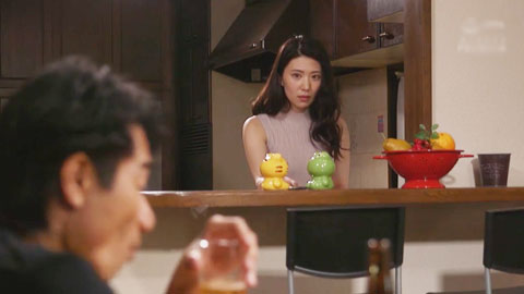 在老公推荐的按摩店黑丝美尻人妻山岸逢花被猥琐老头按摩师强行内射了__002