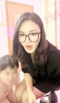 眼镜御姐女王调教！绳子捆绑地上爬行 小皮鞭抽打