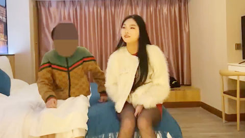 迷妹推荐--酒店约外围模特身材肉感美女被花言巧语忽悠妹子开灯做爱拔套插入