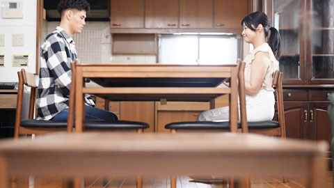 在家人全自立后的老家里，和妈妈过着近相姦的亲密日常 铃河惠__001