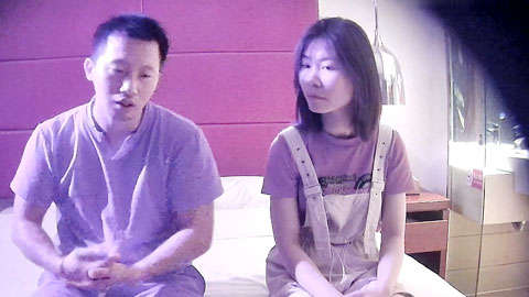 迷妹推荐--约背带裤情人开房，扒掉衣服扛腿操，骑乘位深插