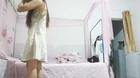 迷妹推荐--最近撩的良家骚女，电瓶车接上去她家操逼，换上吊带睡衣，一下扑倒开操