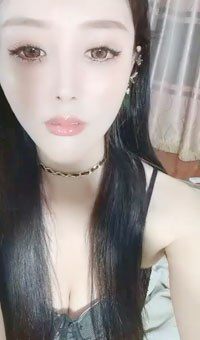 大眼睛网红美女，掰穴特写里面湿湿，假屌爆插流出白浆，浪叫呻吟不断