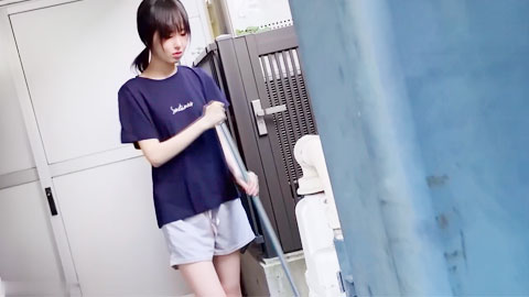 迷妹推荐-- 偸拍身材纤细长腿大学生姐姐日常做家务和洗澡
