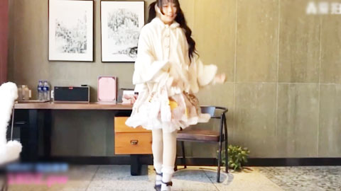 迷妹推荐--艺校萝莉发挥特长，音乐变装秀身材，裸体拉二胡