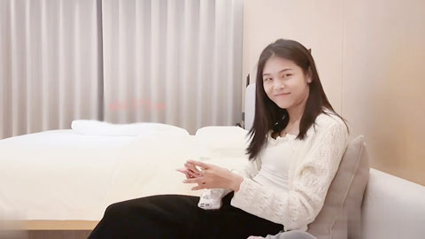 迷妹推荐--约炮娇小玲珑兼职外围，近距离摸她下面她非常喜欢说好舒服，口活非常好妥妥的小骚妹