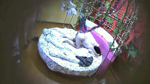 迷妹推荐--两情侣靠一起，摸一摸就想要爱爱了