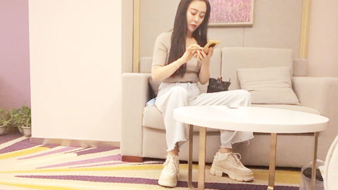 迷妹推荐--本来就是骚 遇上对手了 快点有点疼了 风韵犹存老江湖小伙根本搞不定