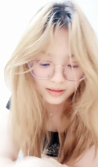 大屁股黄发校花！一看就好想干啊 19岁的小王自慰水狂喷