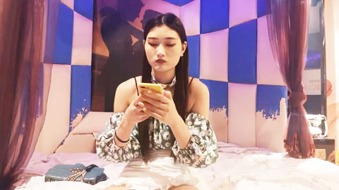 迷妹推荐--脱衣后尽显苗条大长腿，任劳任怨软了必须给你搞硬