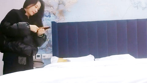 迷妹推荐--约操大肥臀骚女，开档黑丝舔逼，跪地猛吃大屌，骑乘位爆操大屁股，后入姿势撞击