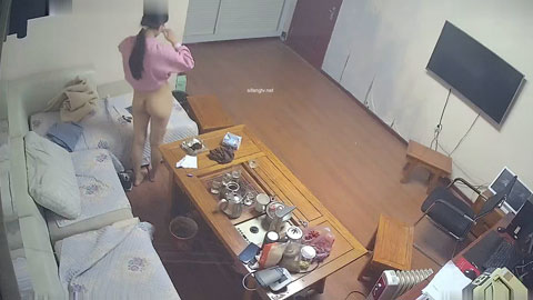 迷妹推荐--黑客破解网络摄像头监控偷拍某单位领导晚上加班把财务叫到办公室沙发各种姿势啪啪啪方言对白