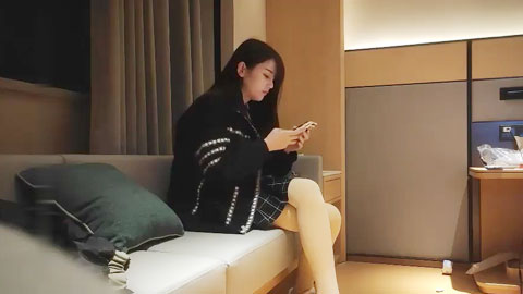 迷妹推荐--极品白小纯，高端外围，智商堪忧老玩手机，幸亏妹子够单纯，激情啪啪小嫩妹玩得爽