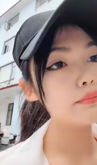 小美女路上勾搭帅哥回家啪啪