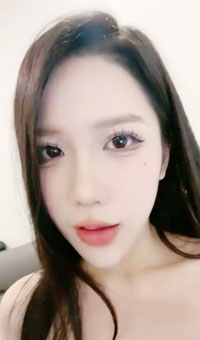 9分颜值极品女神！近期下海性感尤物！包臀裙吊带网袜，扭腰摆臀脱衣，无毛粉嫩美穴，浴室湿身