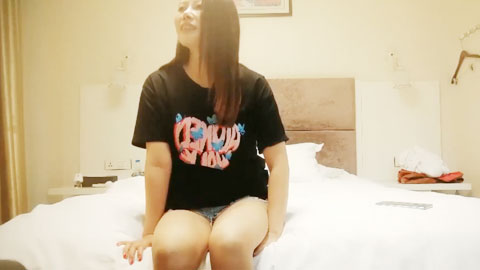 迷妹推荐--酒店约炮身材丰满的美少妇，各种姿势玩她的小嫩B完美露脸