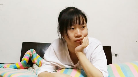 迷妹推荐--清纯水嫩的大学美女配了个猥琐眼镜男