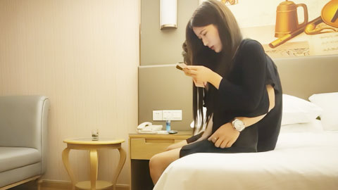 迷妹推荐--22岁正青春，极品高颜值，钱到位随便操，黑丝美腿C罩杯