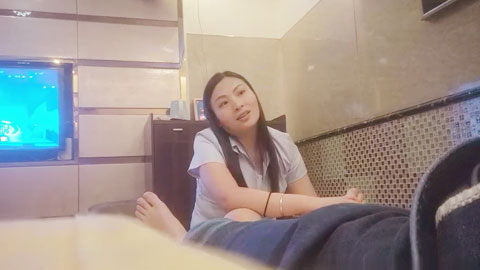 迷妹推荐--攻略足疗女技师，小房间半套服务，乳推毒龙转，精油打飞机