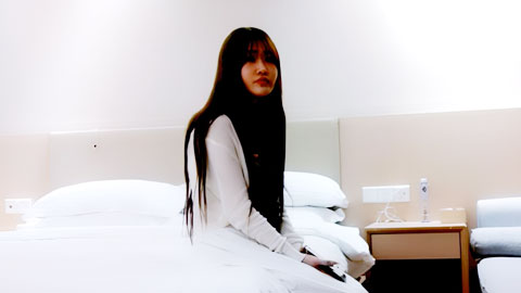 迷妹推荐--这个小美女高挑细腰的，水多人骚，各种性爱姿势在她身上来一遍