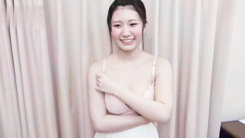 与充满笑容的传说 中的 19 岁 F 杯美女重逢。 压倒性的美巨乳的敏感身体正在喘气2