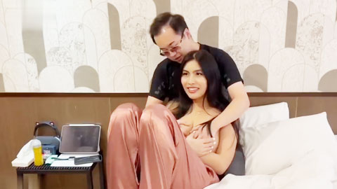 迷妹推荐--走马全球探花导演恩凱和台湾富商3P大战肤白模特身材菲律宾靓妹爆汗喊累继续操