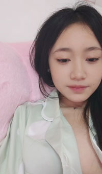 女大学生没关门在卧室自慰，突然她妈进来了，尴尬的妹子