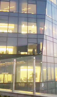 腾讯深圳总部滨海大厦 38 楼内一对男女（为爱鼓掌）被连廊平台上的人拍摄到