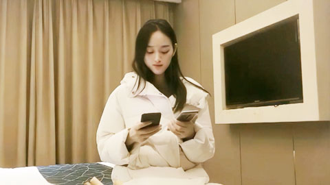 迷妹推荐--对漂亮御姐真是欲罢不能,白色羽绒服温柔软软气质,看了就想侵犯