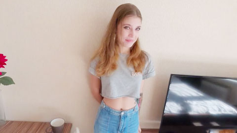 第一次约会 女友还有点羞涩