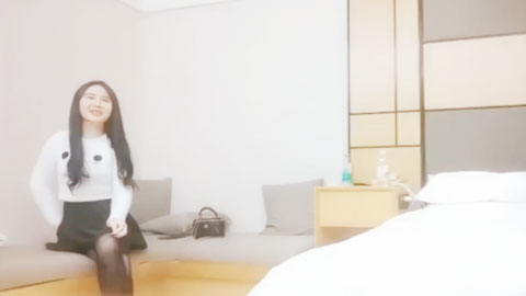 迷妹推荐--别看如此靓丽的少妇只要情绪到位 三洞也可齐开 干得太爽 偷偷拔套狂插屁眼菊花