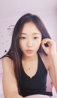 素颜女神，无美颜真实美女，，外表清纯，闺房私密空间里，暴露本性，骚的一塌糊涂湿漉