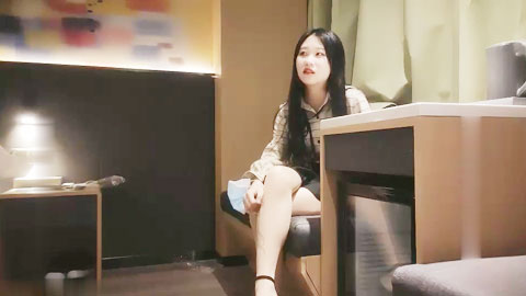 迷妹推荐--深夜短裙妹子，口硬直接开操上位骑乘侧入后入，搞完妹子直接闪人跑的飞快