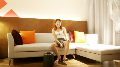 迷妹推荐--短裙少妇沙发上操，乳推舔背69口交，扶着屁股最后冲刺