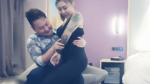 迷妹推荐--花臂妹子，骑乘抽插猛操呻吟娇喘