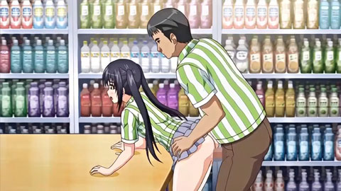 這變態超商店長看上了打工正妹結衣，即使在結帳中也不管，就這樣玩弄著結衣的身體…