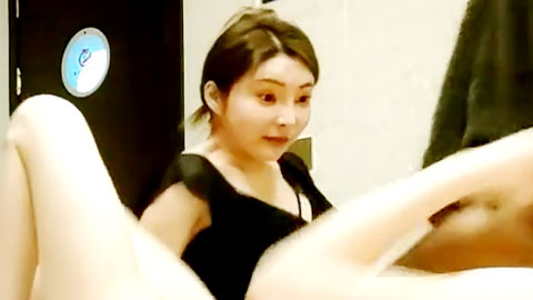 迷妹推荐--休閑會所現場直播高價約了個爆乳禦姐女技師泄瀉火_穿上黑絲撕爛摳穴調情乳推舔背擡腿正入抽插幹得浪叫連連