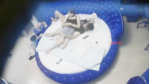 迷妹推荐--情趣酒店蓝色大圆床偷拍眼镜同学的好身材女友开房这房钱没白花一个小时搞了人家几次