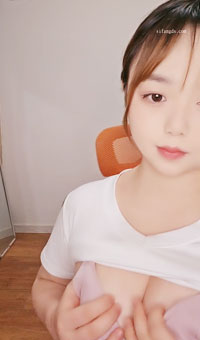 丰乳肥臀！发育极好的学生妹