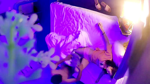 迷妹推荐--被男友隔着内裤草奶子还粉粉的