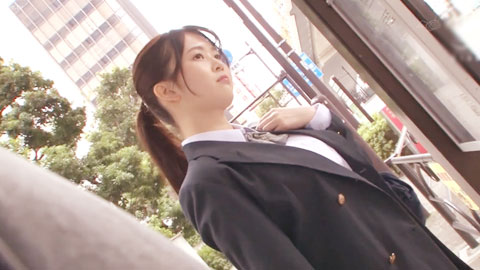 在满员的巴士里，从背后隔着制服揉乳痴●让人感觉到腰部僵硬的巨乳女子○生16结城莉乃花守未来上白美央