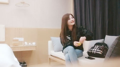 迷妹推荐--有点骚牛仔裤小少妇，超近距离特写口交，自摸舔逼调情，上位骑乘站立后入打桩猛操