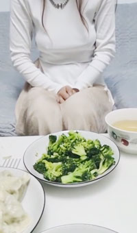 大哥投资失利破产去世，农村光棍傻弟弟勾引亲嫂子强行扒裤子内射