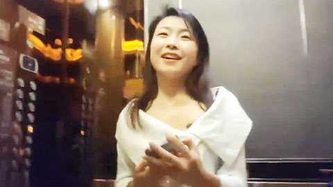 迷妹推荐--漂亮22岁小姐姐，相约酒店开房，一路上偷拍，苗条胸大今晚捡到宝，精彩佳作