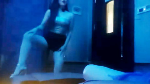 迷妹推荐--会所女技师，性感骚货，伸进来一顿摸屌，掏出奶子揉，热舞调情，骑在身上摸