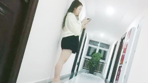 迷妹推荐--深夜探外围，漂亮小少妇笑脸相迎，黑丝诱惑极品美胸，疯狂抽插阵阵高潮来袭