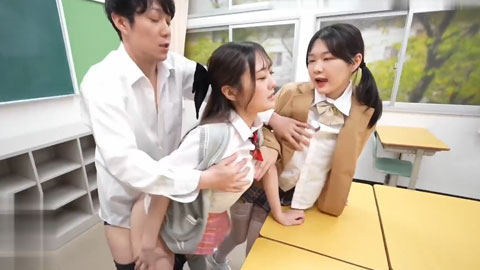 迷妹推荐--猛男教室爆操双飞水手裙萝莉学生妹