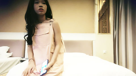 迷妹推荐--背带裤萌妹操哭哇哇叫，花臂纹身让妹子自己自慰